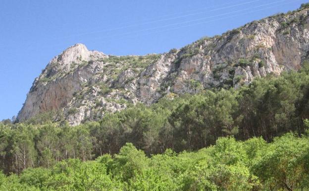 La gruta de Belda se encuentra en la Falla de la Sierra del Camorro.